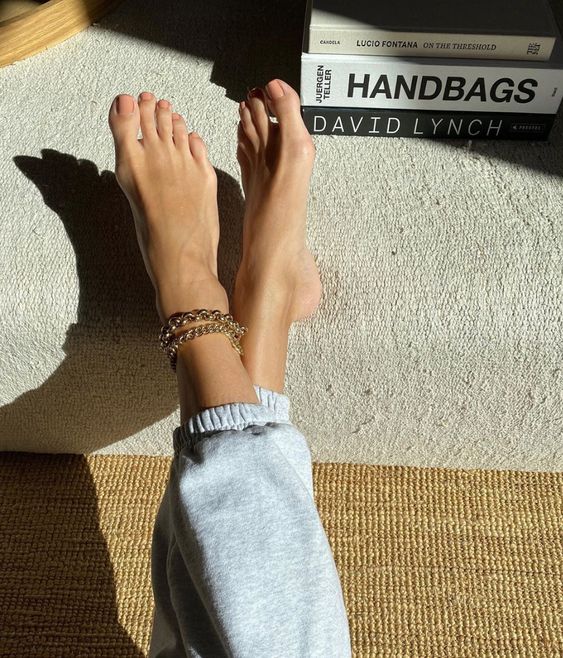 Những mẫu móng chân đẹp nhẹ nhàng 2022 dành cho hội chị em đam mê nails - Ảnh 1