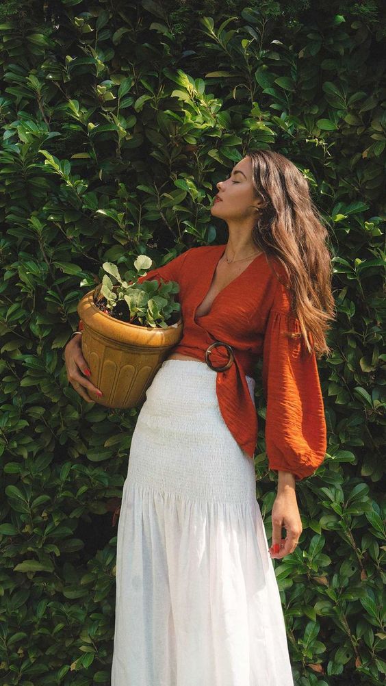 4 kiểu áo sánh đôi cùng chân váy lửng, tạo thành 