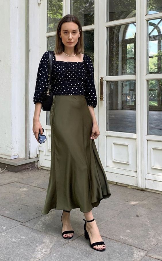 4 kiểu áo sánh đôi cùng chân váy lửng, tạo thành 