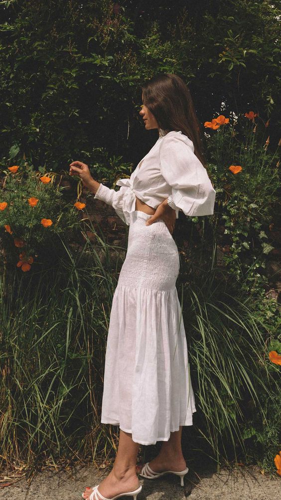 4 kiểu áo sánh đôi cùng chân váy lửng, tạo thành 