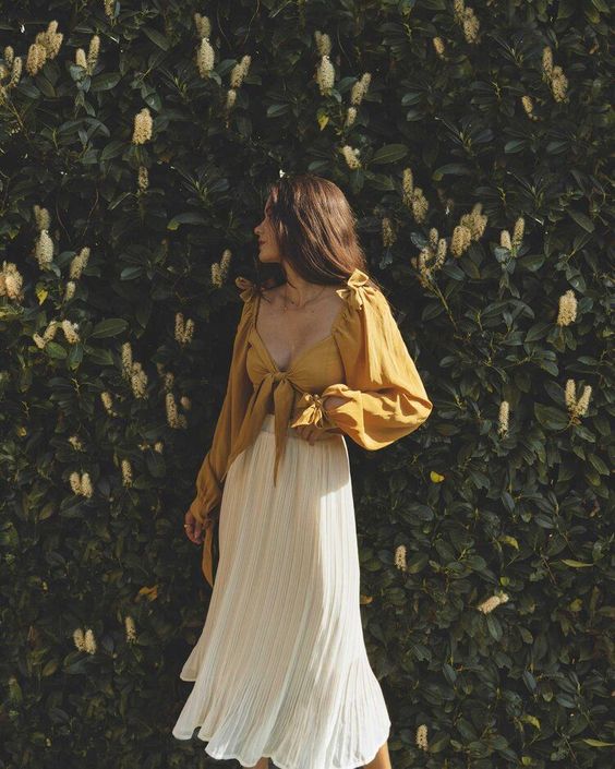 4 kiểu áo sánh đôi cùng chân váy lửng, tạo thành 