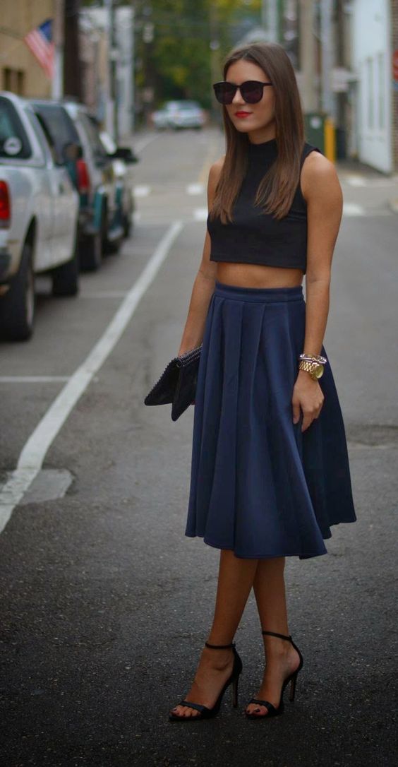 4 kiểu áo sánh đôi cùng chân váy lửng, tạo thành 