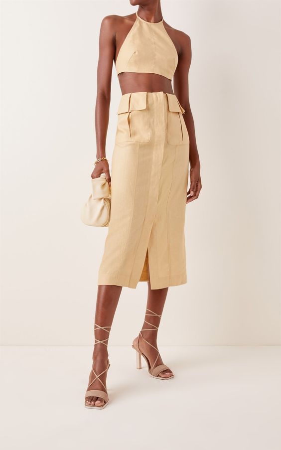 4 kiểu áo sánh đôi cùng chân váy lửng, tạo thành 