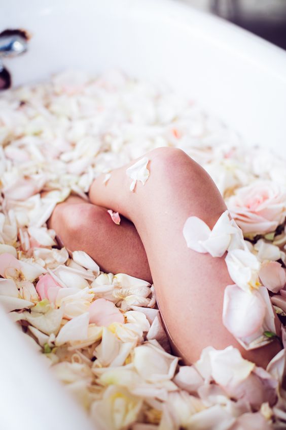 Tinh dầu hoa hồng có tác dụng gì? Top 9 tác dụng khiến bạn bất ngờ  - Ảnh 1