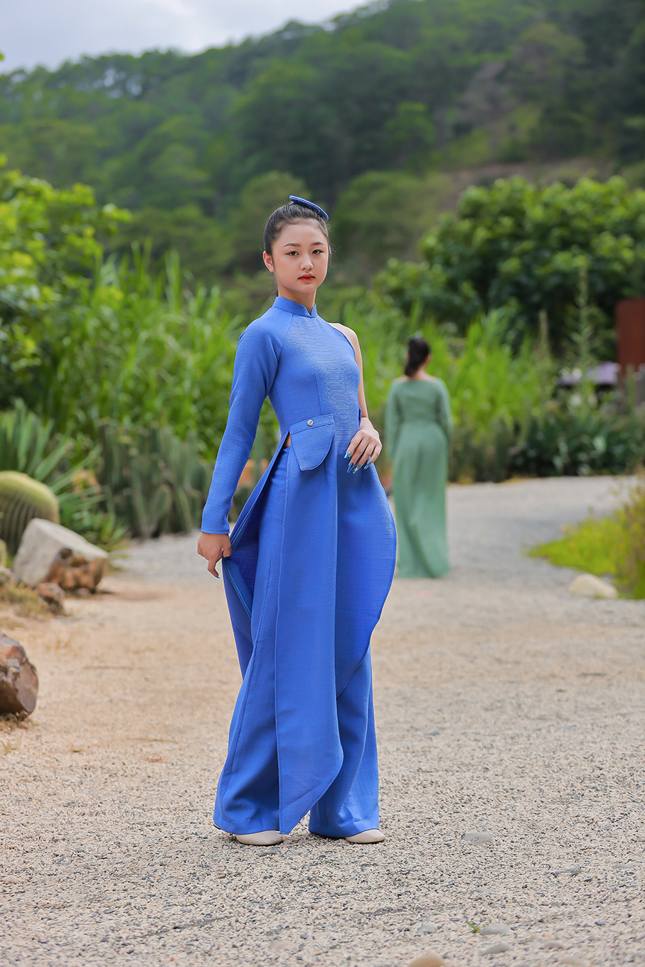 NTK Phương Hồ lần đầu kết hợp chất liệu dạ tweed với áo dài trong BST In Fall  - Ảnh 1