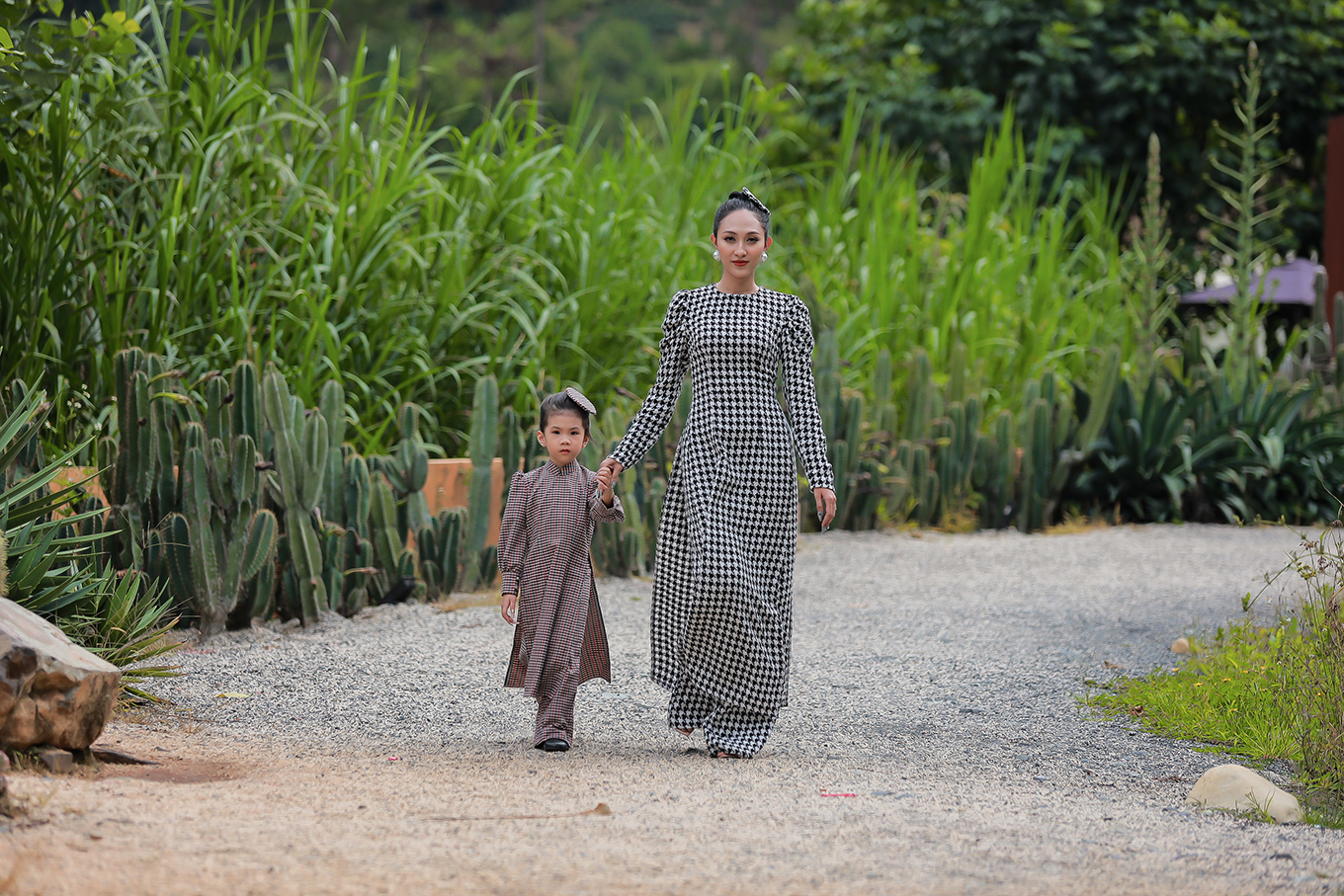 NTK Phương Hồ lần đầu kết hợp chất liệu dạ tweed với áo dài trong BST In Fall  - Ảnh 3