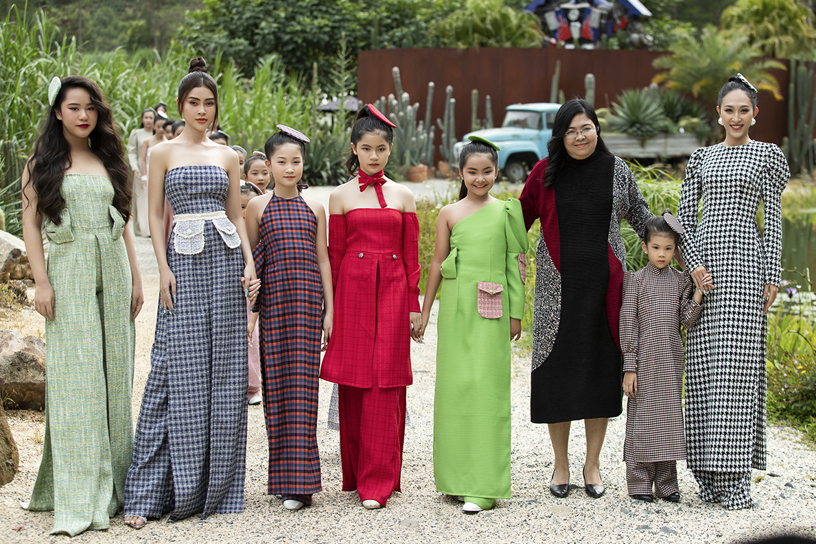 NTK Phương Hồ lần đầu kết hợp chất liệu dạ tweed với áo dài trong BST In Fall  - Ảnh 1