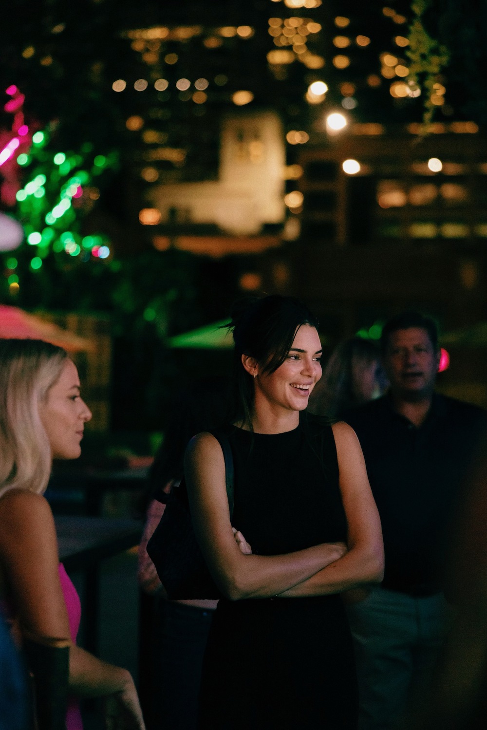 Bí quyết tạo nên vẻ đẹp tươi tắn, căng bóng đậm vibe mùa hè của siêu mẫu Kendall Jenner - Ảnh 1