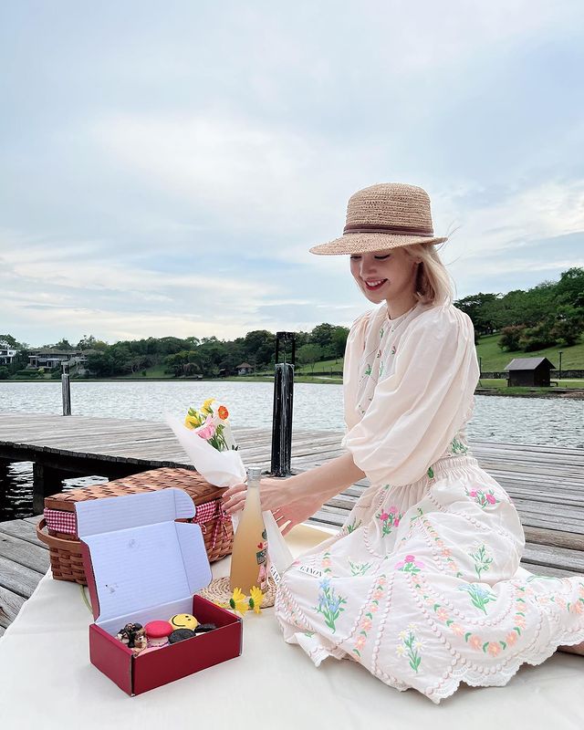 Không phải trên sân khấu, thời trang đời thường của Lisa BLACKPINK xứng đáng hai chữ 