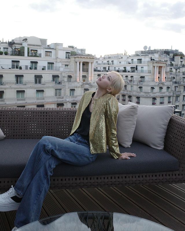 Không phải trên sân khấu, thời trang đời thường của Lisa BLACKPINK xứng đáng hai chữ 