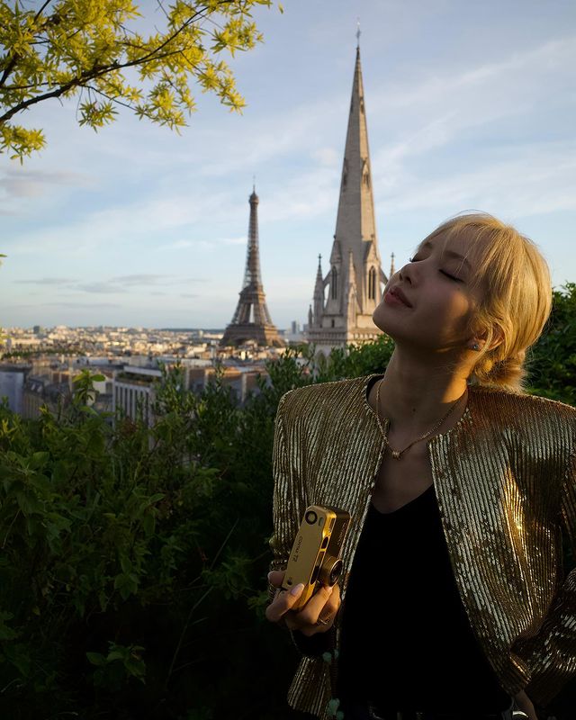 Không phải trên sân khấu, thời trang đời thường của Lisa BLACKPINK xứng đáng hai chữ 