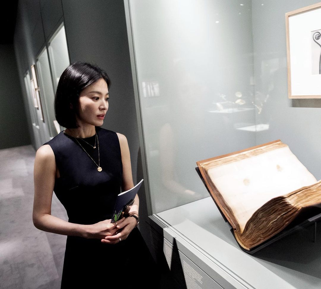 Song Hye Kyo thiên vị trang phục màu navy - Ảnh 10