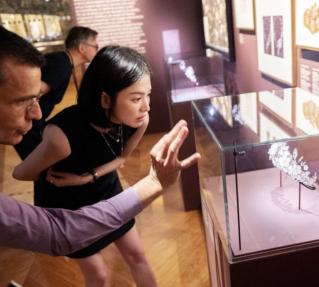 Song Hye Kyo thiên vị trang phục màu navy - Ảnh 8