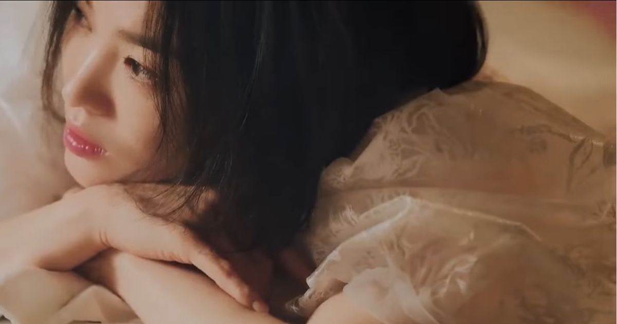 Nhan sắc siêu thực của Song Hye Kyo trong clip quảng cáo son mới gây rúng động