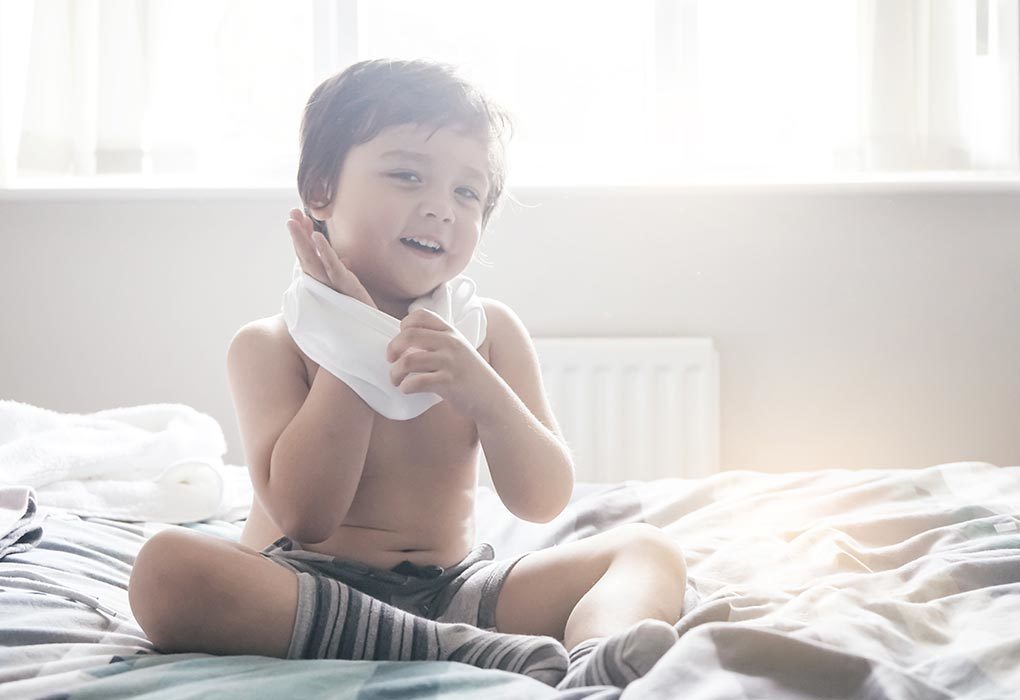 Đeo ba lô và xịt nước hoa cũng có thể làm quần áo hiệu nhanh hư hại - Ảnh 1