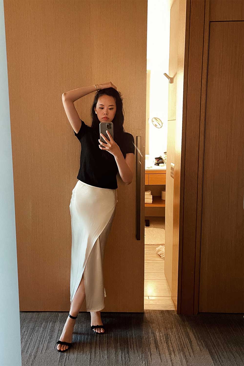 Thử thách 7 ngày phối đồ chỉ với một chiếc váy satin - Ảnh 1