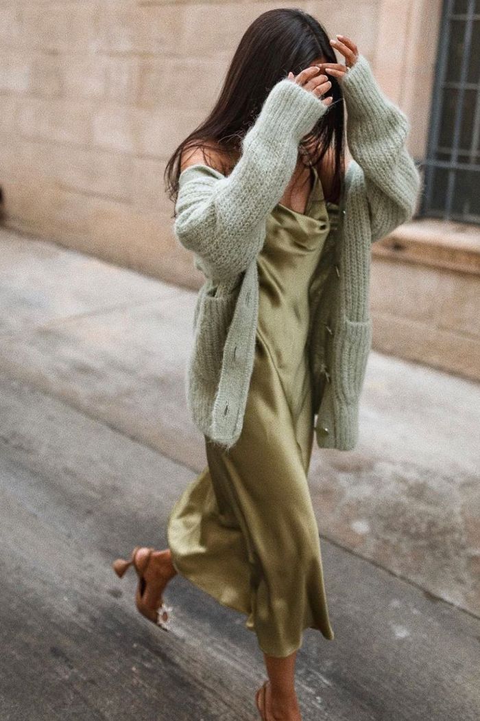 Thử thách 7 ngày phối đồ chỉ với một chiếc váy satin - Ảnh 1