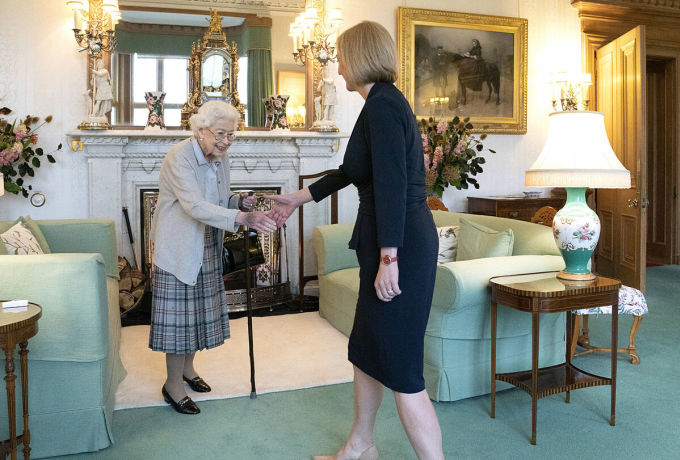 Di sản thời trang của Nữ hoàng Anh Elizabeth II - Ảnh 1