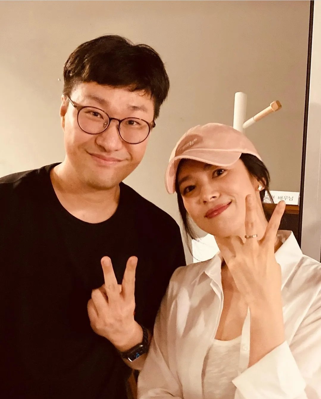 Song Hye Kyo luôn đội mũ trong trang phục đời thường - Ảnh 15