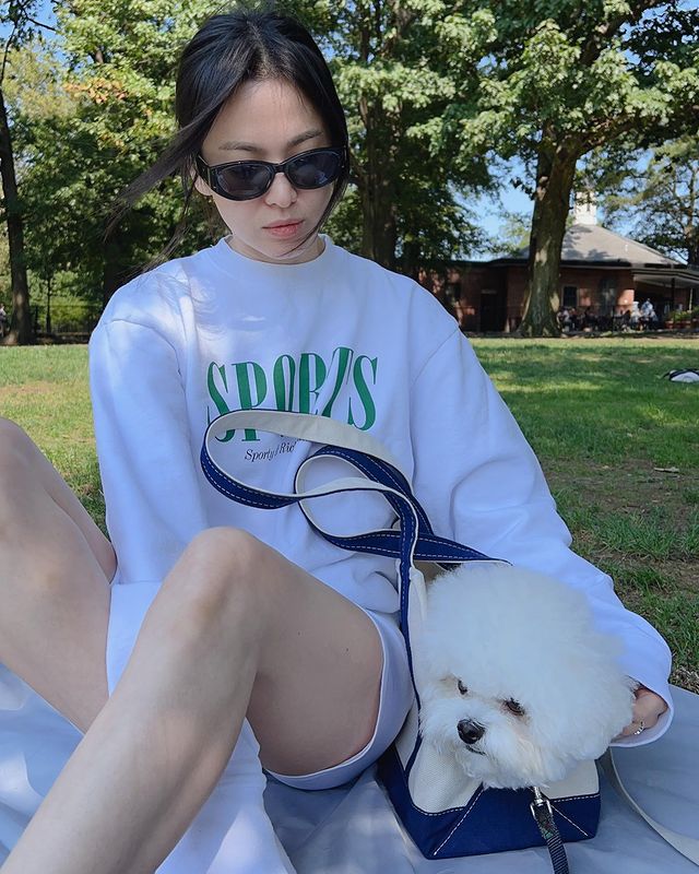 Song Hye Kyo ăn mặc tuềnh toàng khi trở về Hàn Quốc sau chuyến công tác châu Âu - Ảnh 1