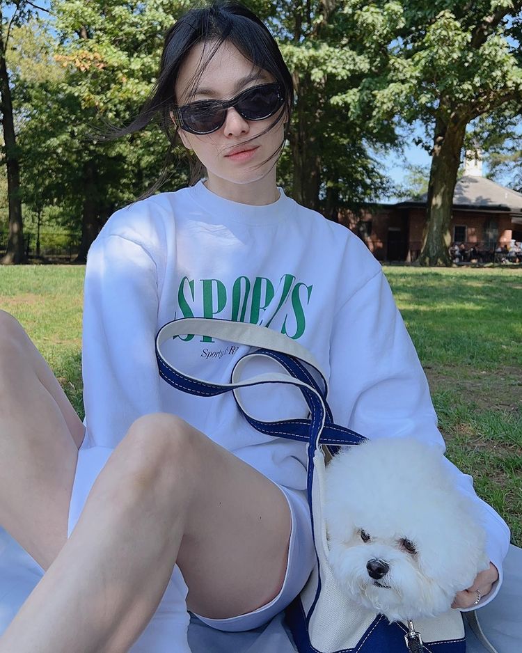 Song Hye Kyo ăn mặc tuềnh toàng khi trở về Hàn Quốc sau chuyến công tác châu Âu - Ảnh 2