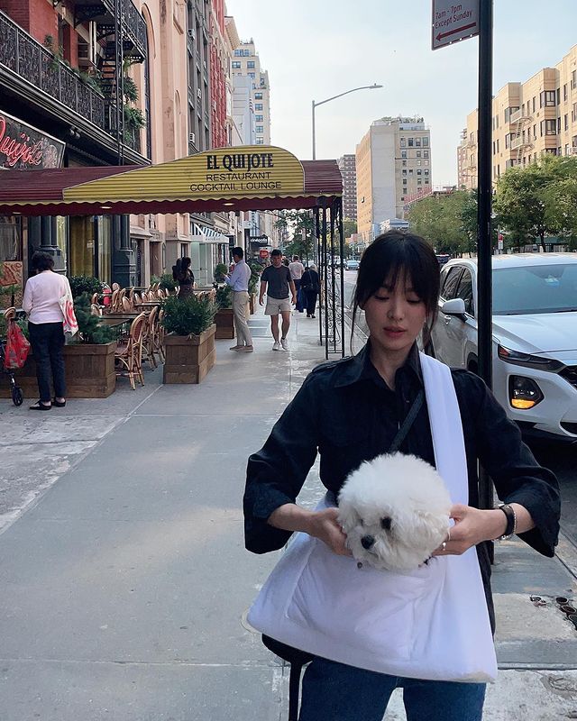 Song Hye Kyo ăn mặc tuềnh toàng khi trở về Hàn Quốc sau chuyến công tác châu Âu - Ảnh 6