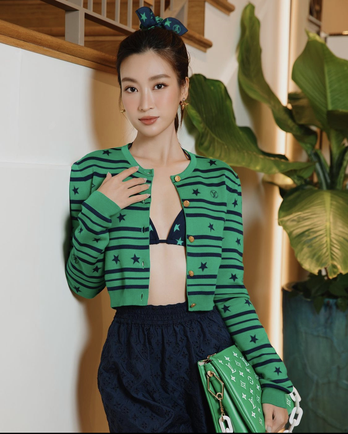 Thời trang cô dâu tháng 10 Vbiz: Diệu Nhi thăng hạng phong cách, Đỗ Mỹ Linh trưng dụng hàng hiệu - Ảnh 1