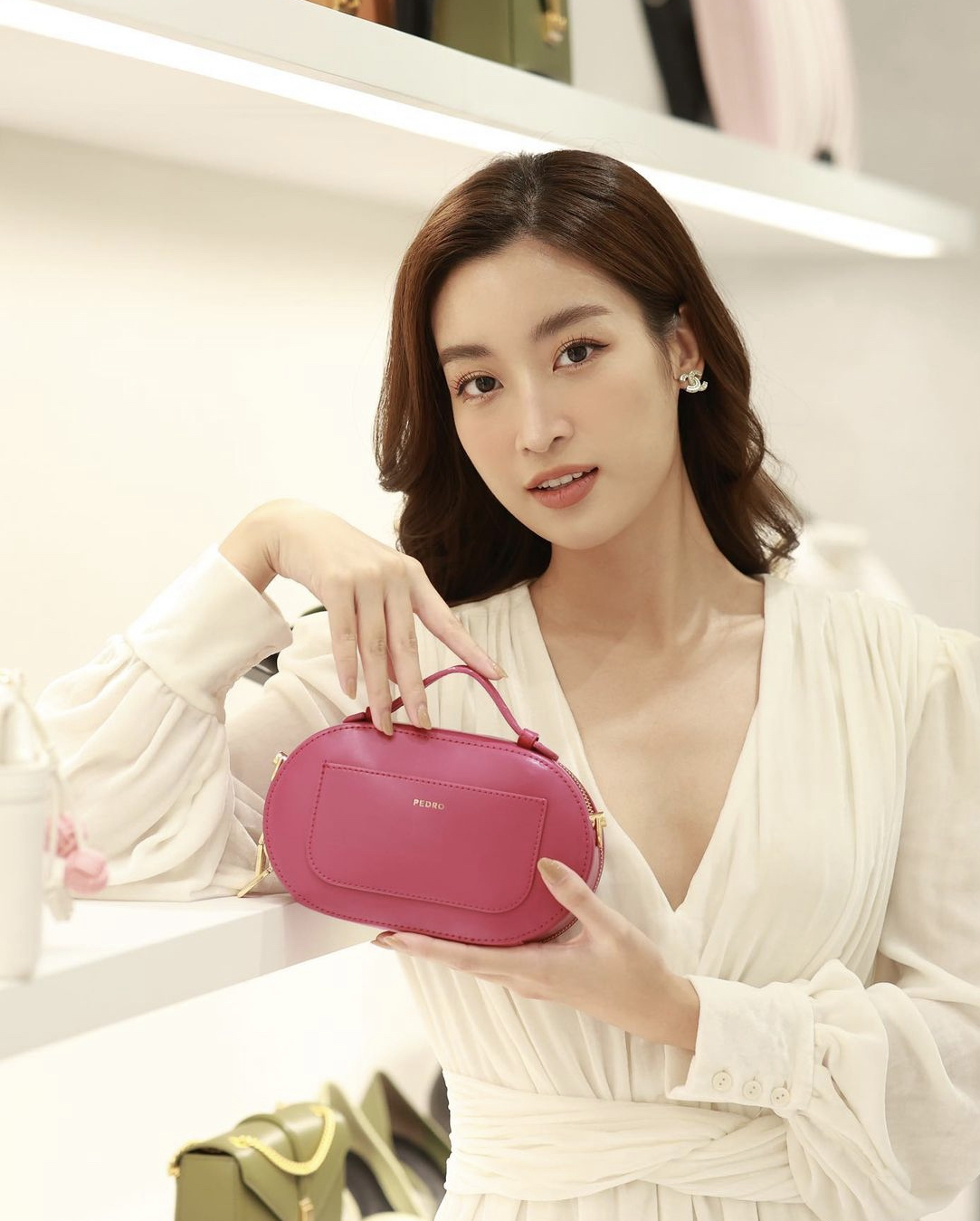 Thời trang cô dâu tháng 10 Vbiz: Diệu Nhi thăng hạng phong cách, Đỗ Mỹ Linh trưng dụng hàng hiệu - Ảnh 4