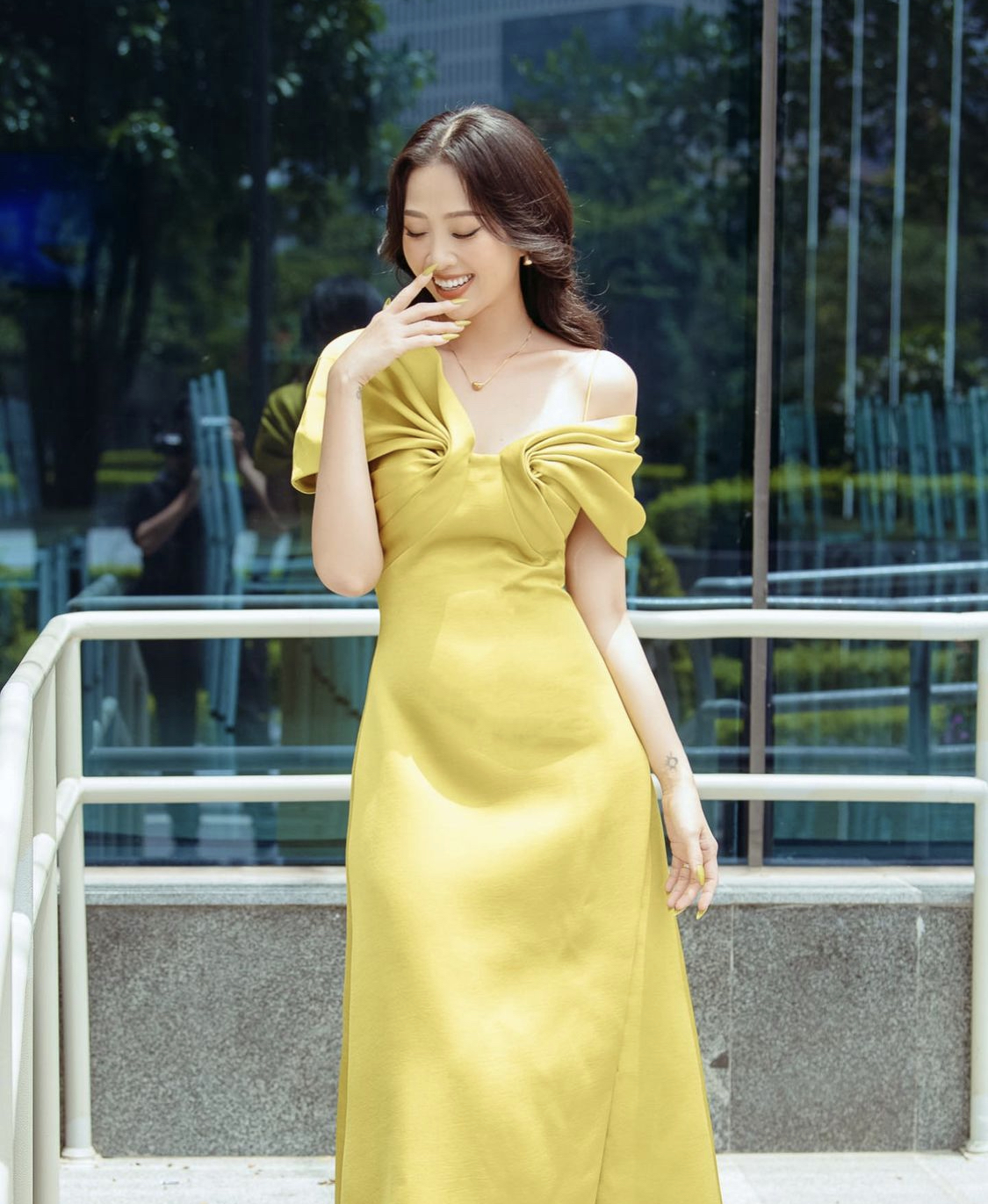 Thời trang cô dâu tháng 10 Vbiz: Diệu Nhi thăng hạng phong cách, Đỗ Mỹ Linh trưng dụng hàng hiệu - Ảnh 2