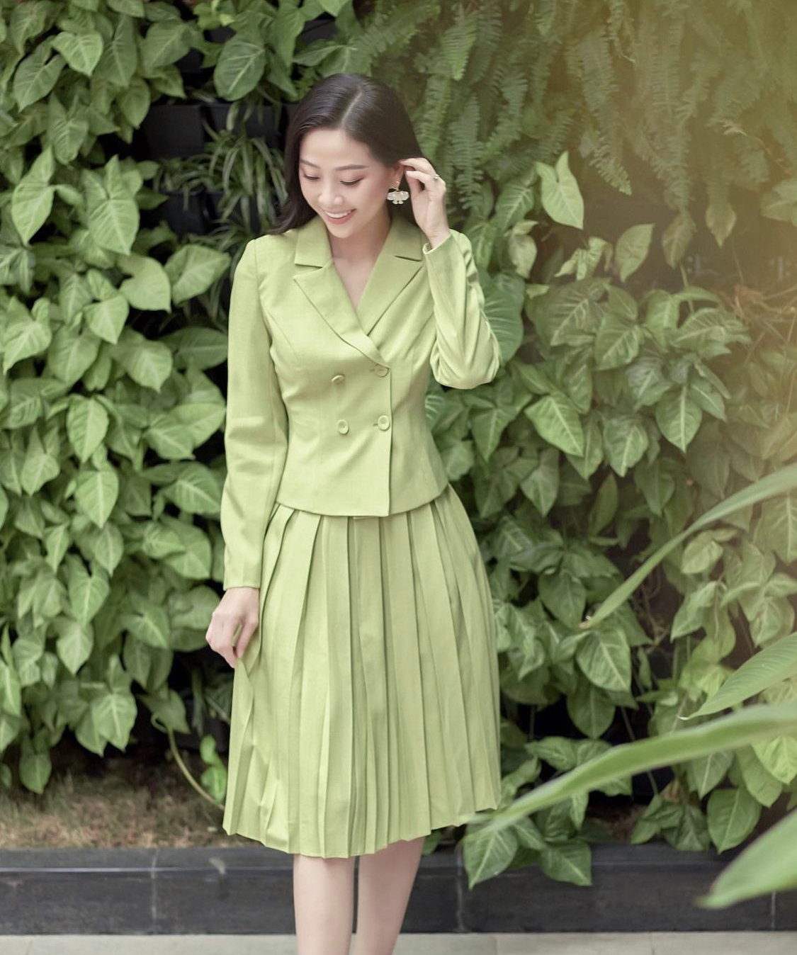 Thời trang cô dâu tháng 10 Vbiz: Diệu Nhi thăng hạng phong cách, Đỗ Mỹ Linh trưng dụng hàng hiệu - Ảnh 4