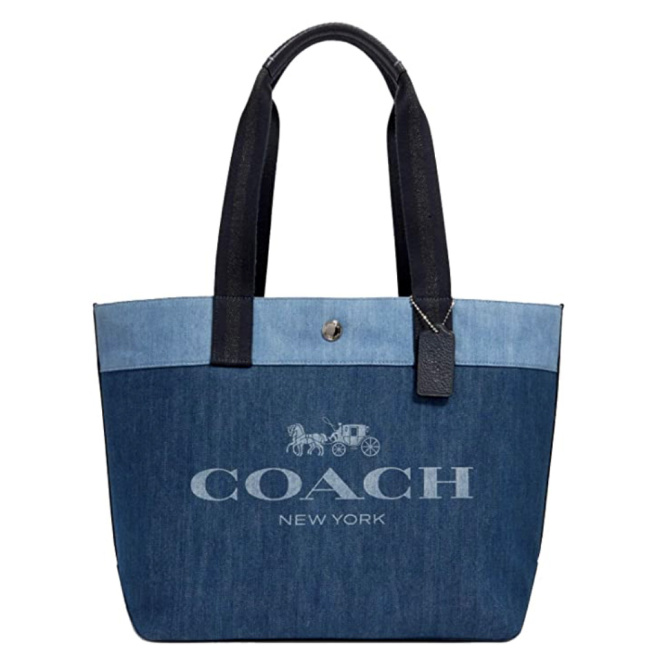 Vẻ ngoài đầy chất denim của chiếc túi Coach Shopper.