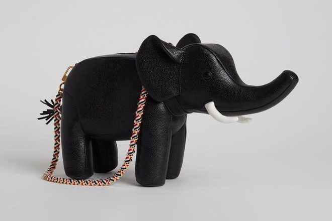 Chiếc ngà của chú voi này được làm bằng vải (Ảnh: The Cut).
