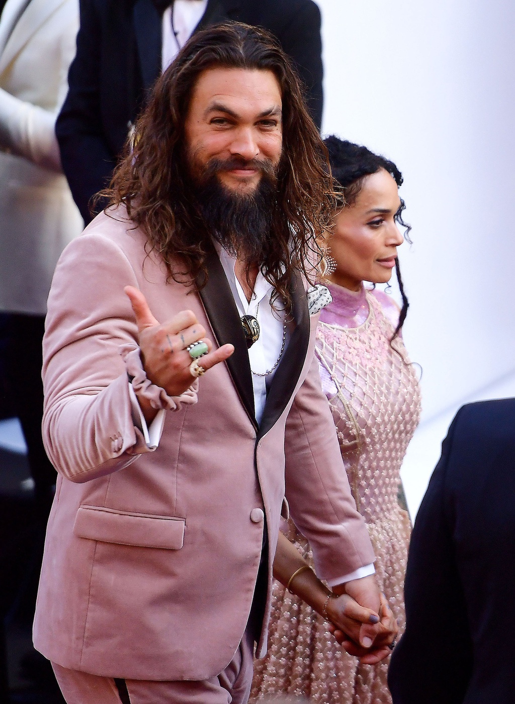 Jason và vợ trên thảm đỏ Oscar 2019 (Ảnh: Getty Image).