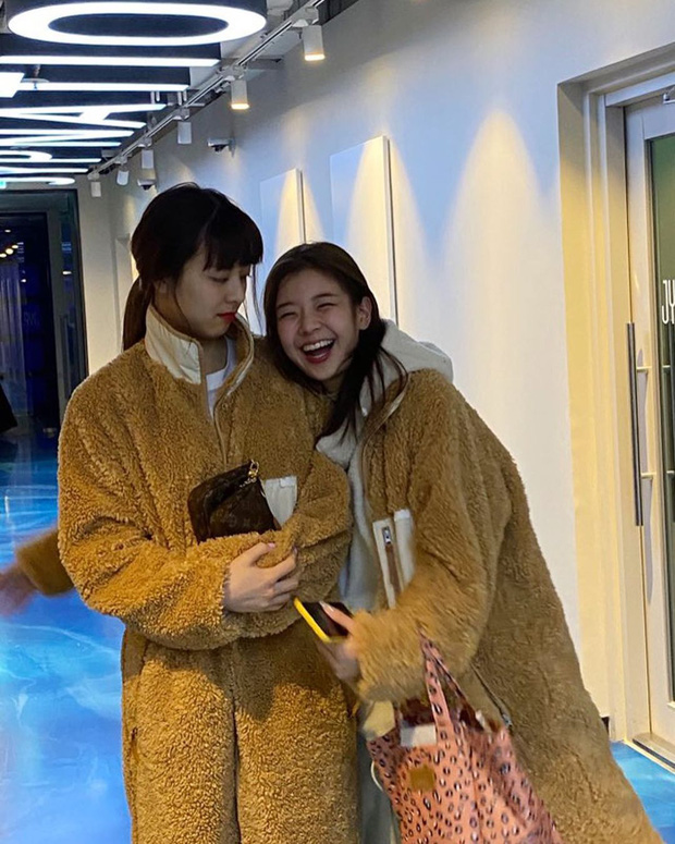 Lia và Yuna (Izty) 'chị chị em em' ôm ấp tình cảm thế này trông như hai chú gấu nâu ấm áp vậy, có điều cô chị Lia lại mặc bên trong một chiếc hoodie có mũ, còn cô em Yuna chỉ chọn cho mình một chiếc áo phông khá đơn giản. Hai nàng trông thật đáng yêu phải không nào? (Ảnh: Instagram).