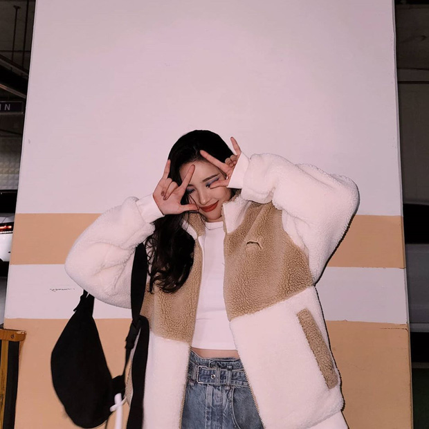 'Nữ hoàng sexy' Sunmi chọn cho mình một chiếc khoác lông cừu màu nâu- trắng, nhưng vẫn khéo léo khoe vòng eo thon nhờ kết hợp với crop top trắng bên trong, cùng quần jean khá bụi bặm. Nàng cũng không quên kết hợp với chiếc túi xách để tăng độ thời thượng của mình (Ảnh: Instagram).