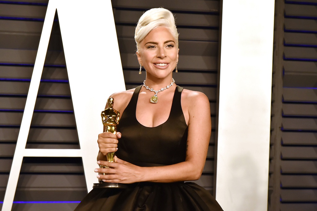 Lady Gaga tỏa sáng trong giây phút chạm vào tượng vàng Oscar năm 2019. Chiếc váy đen với cổ tròn trễ ngực phối hợp kiểu tóc vấn cao giúp 'dọn dẹp' tầm nhìn của người đối diện, giúp chiếc vòng cổ kim cương nổi bật một cách rực rỡ.