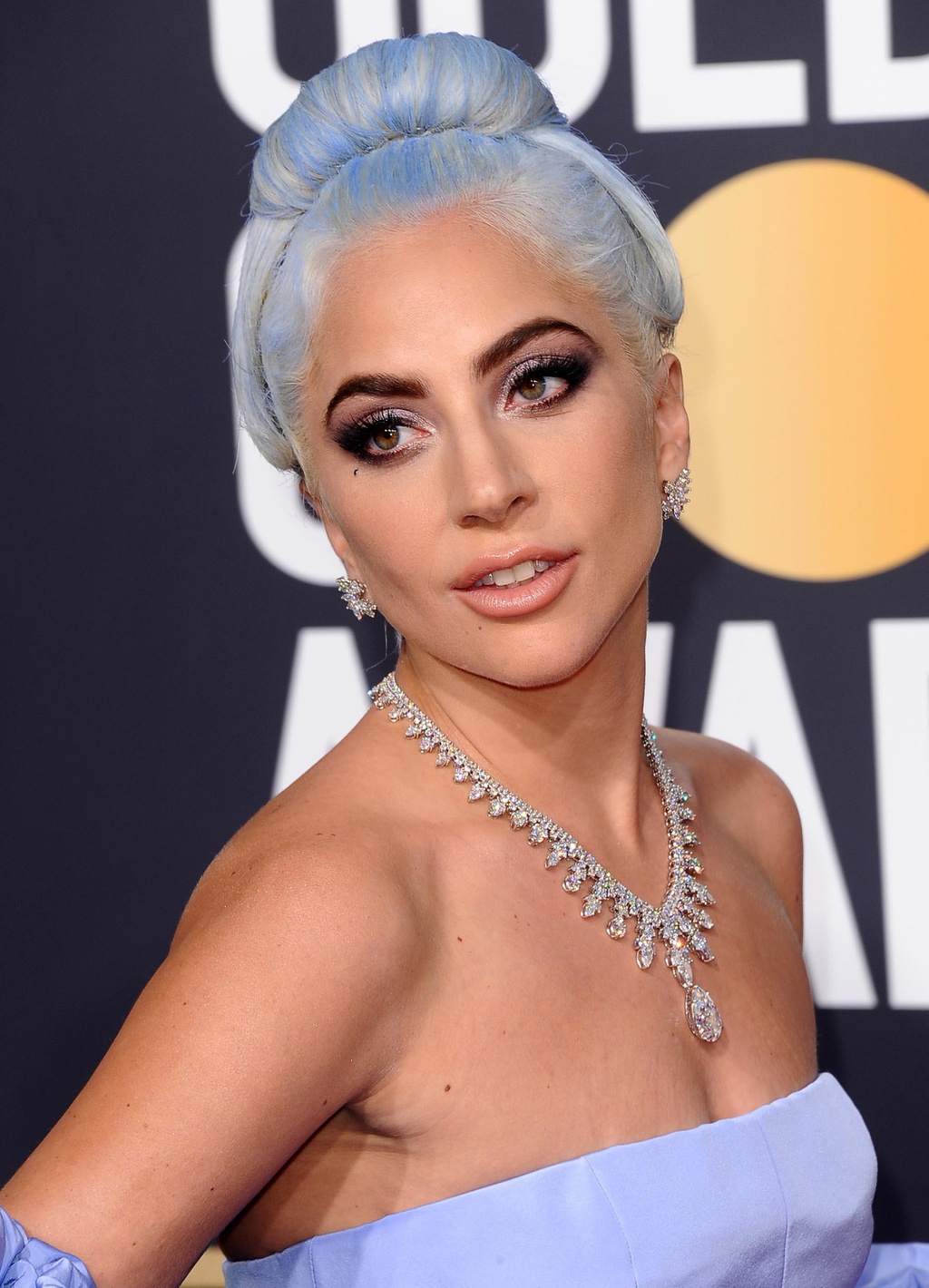 Lady Gaga xinh đẹp lộng lẫy với set trang sức kim cương đầy tính tỉ mỉ, công phu tại lễ trao giải Quả Cầu vàng năm 2019. Cô diện một bộ cánh với tông màu xanh tím nhẹ nhàng dáng cúp ngực vô cùng quyến rũ, dễ dàng khoe chiếc vòng cổ đính kim cương với nhiều họa tiết tỉ mỉ, cũng không quên 'chốt' lại cả set với một đôi bông tai ôm sát vành tai.