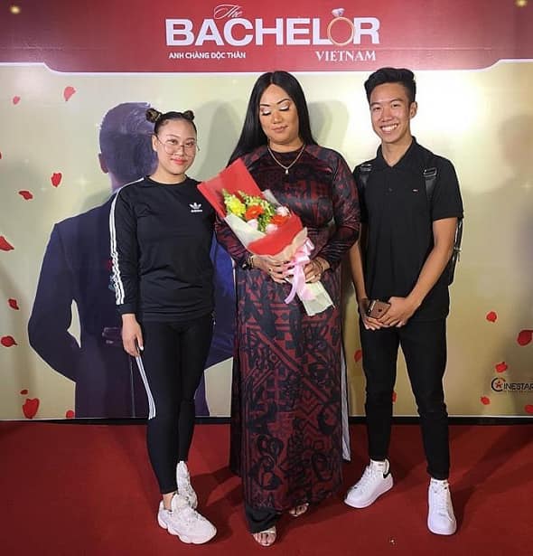 Karma tự tin diện lên bộ áo dài truyền thống của Việt Nam chụp hình cùng hai em của mình trên thảm đỏ The Bachelor Vietnam.