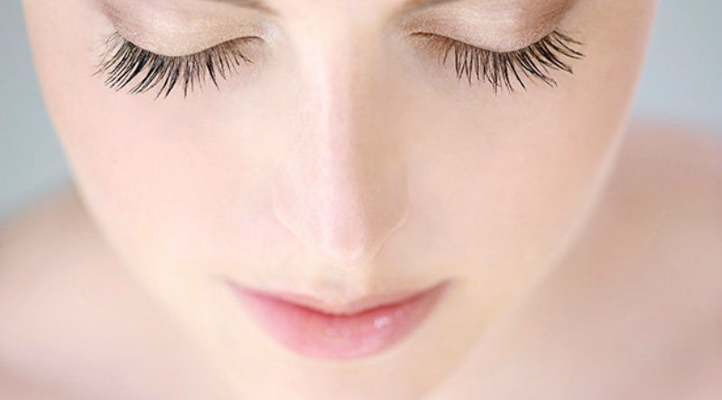 Để sở hữu một đôi mắt đẹp, cần cân nhắc đến nhiều yếu tố, trong đó có lông mi.