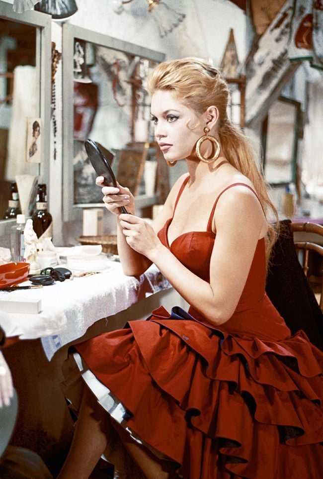 Bộ váy đỏ mùa hè vừa gợi cảm vừa ngọt ngào khi được Brigitte Bardot diện.