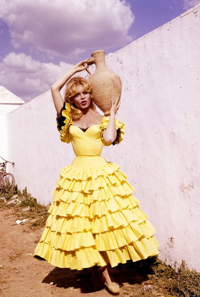 Đối với chiếc váy màu vàng đó, nó trông giống như phiên bản đời thực của nàng Belle trong Người đẹp và quái vật.