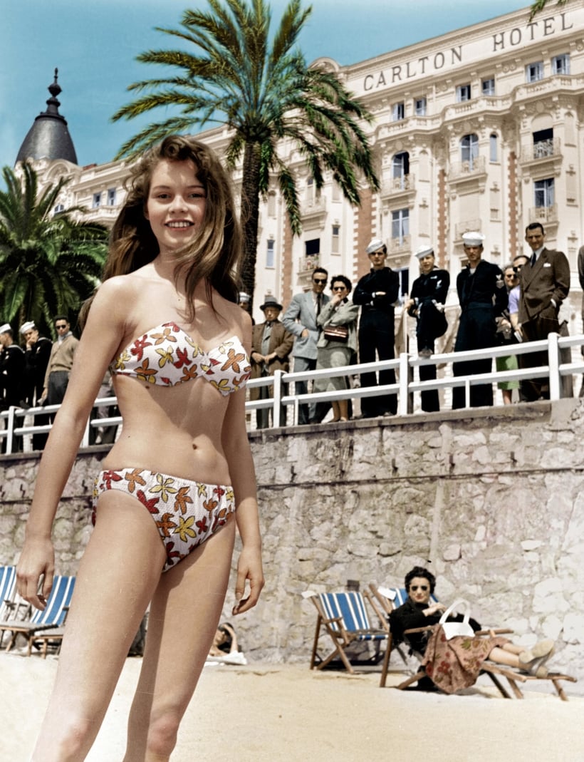 Brigitte Bardot tự tin diện bikini trước ánh nhìn kỳ quặc của mọi người xung quanh.