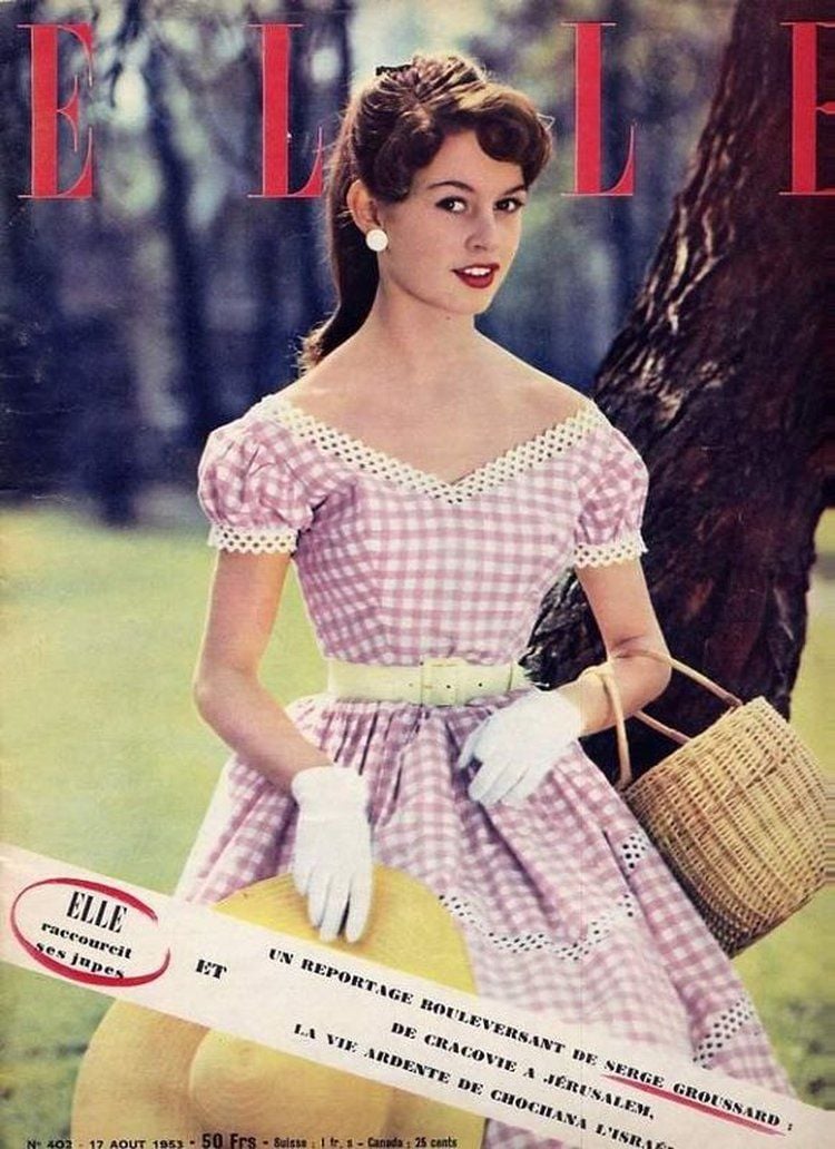 Brigitte Bardot trong chiếc váy hồng gingham xuất hiện trên trang bìa tạp chí ELLE.