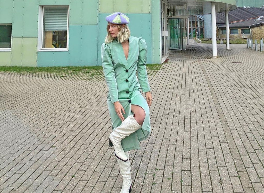 Những tông màu pastel là công cụ chủ yếu để cô nàng này 'tô điểm' cho trang Instagram của mình. Nàng fashionista này còn chuộng diện nữ bộ cánh quyến rũ, toát ra khí chất thanh lịch. Chiếc áo khoác dài của cô nàng vô tình 'xuyệt tông' với nền sơn của ngôi nhà phía sau (Ảnh: @annejohannsen).