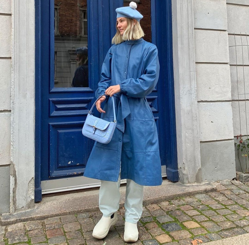 Lại một lần nữa chiếc áo khoác của Anne có sự kết nối về tông màu với phông nền chính là chiếc cửa xanh phía sau (Ảnh: @annejohannsen).