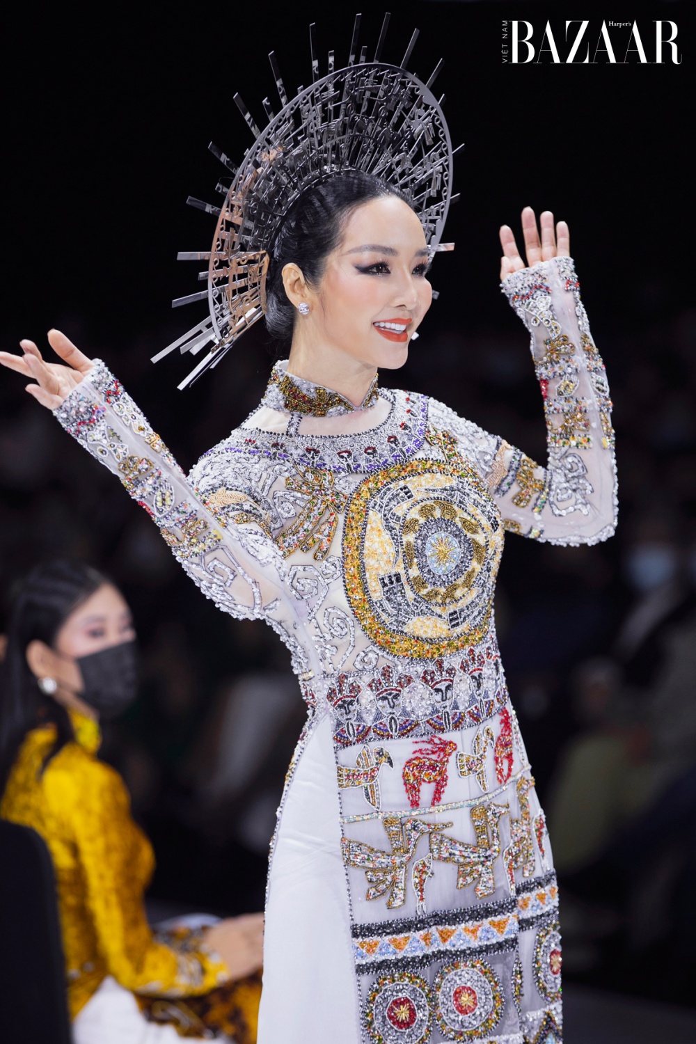Hoa hậu Giáng My đảm nhiệm vai trò first face của show diễn. Người đẹp diện một bộ áo dài với họa tiết trống đồng và chim Lạc.