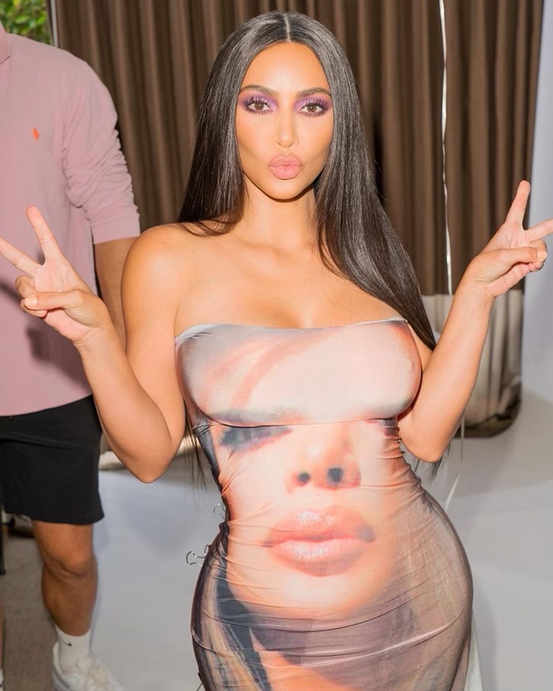 Vòng ngực lớn khiến 'gương mặt của cô Kim' trên mảnh vải bị biến dạng. (Ảnh: @kimkadarshian).