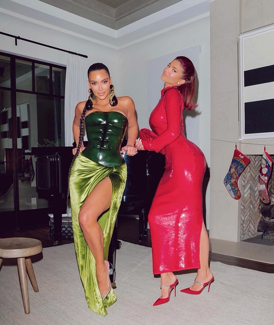 Hai tú nữ nhà Kardashian và Jenner cùng đọ dáng với nhau trong bức hình. Bữa tiệc Giáng sinh của đại gia đình trông rất vui vẻ, đầm ấm (Ảnh: @kimkardashian).