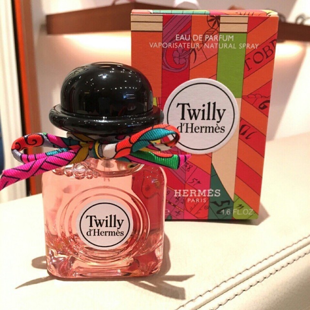 Vẫn là một chai nước hoa với mùi hương ngọt ngào, dễ chịu đến từ nhà Hermes: Twilly d'Hermes.
