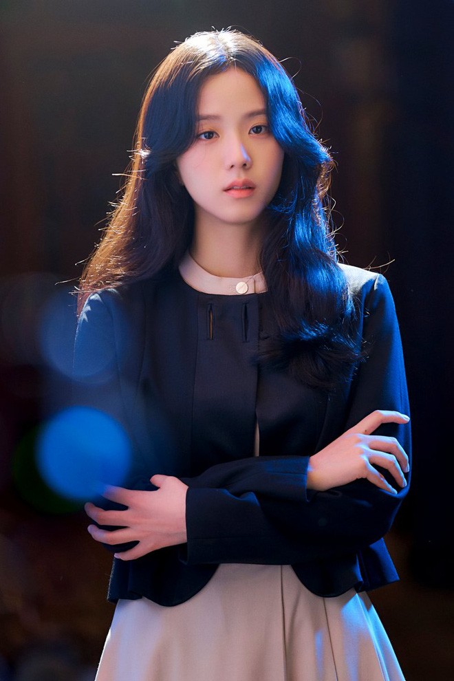 Nữ chính Snowdrop - cô nàng Jisoo của BlackPink mang lại một phong cách 'chuẩn' nữ sinh với áo blazer và chân váy ngắn.